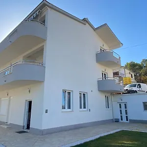apartments-antonella-trogir.hotels-in-trogir.com/