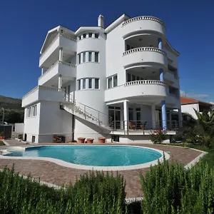 apartments-villa-lida.hotels-in-trogir.com/
